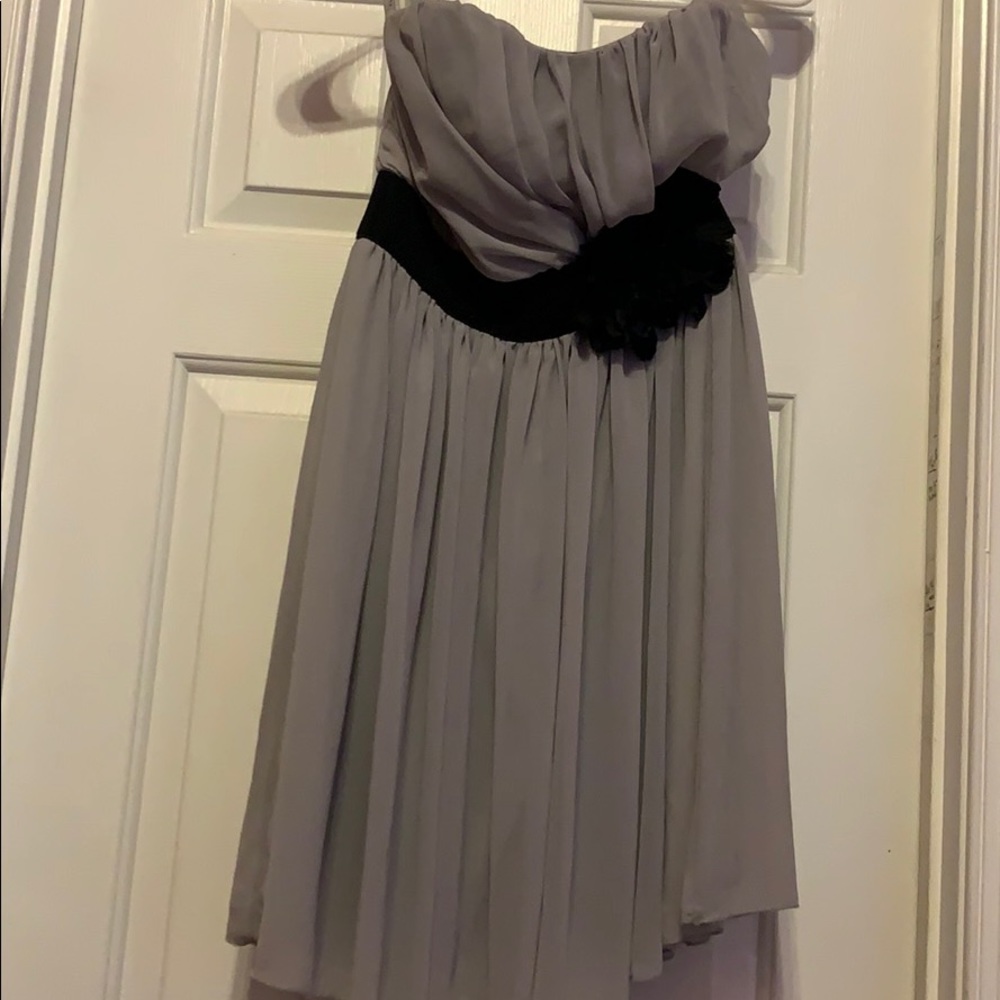 Boutique strapless gray dress with flower detail